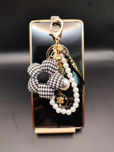 zawieszka czarna pepitka perly zlote akcenty.png